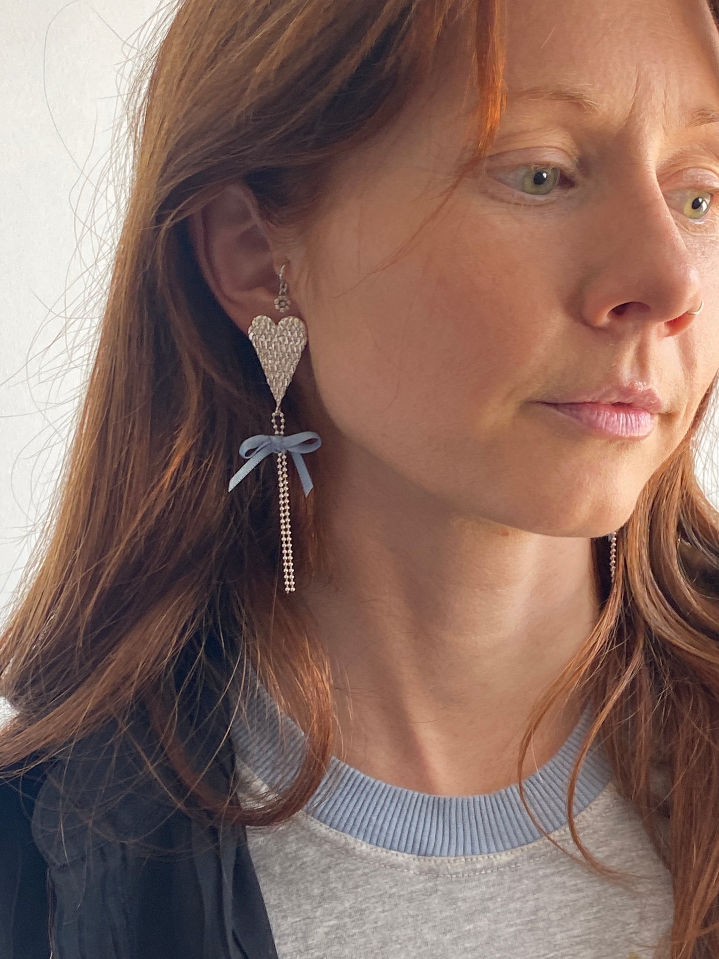 Serpentine love earrings with ribbons