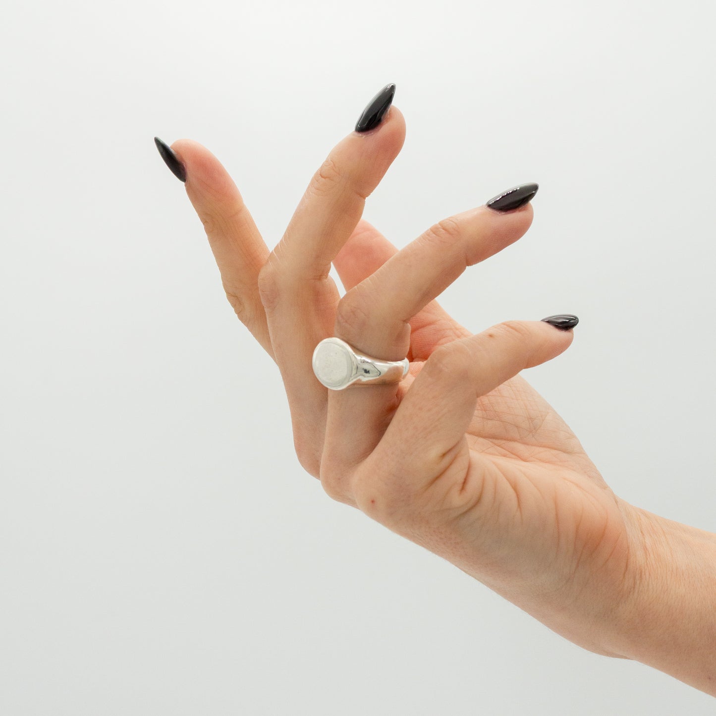 Oval signet ring