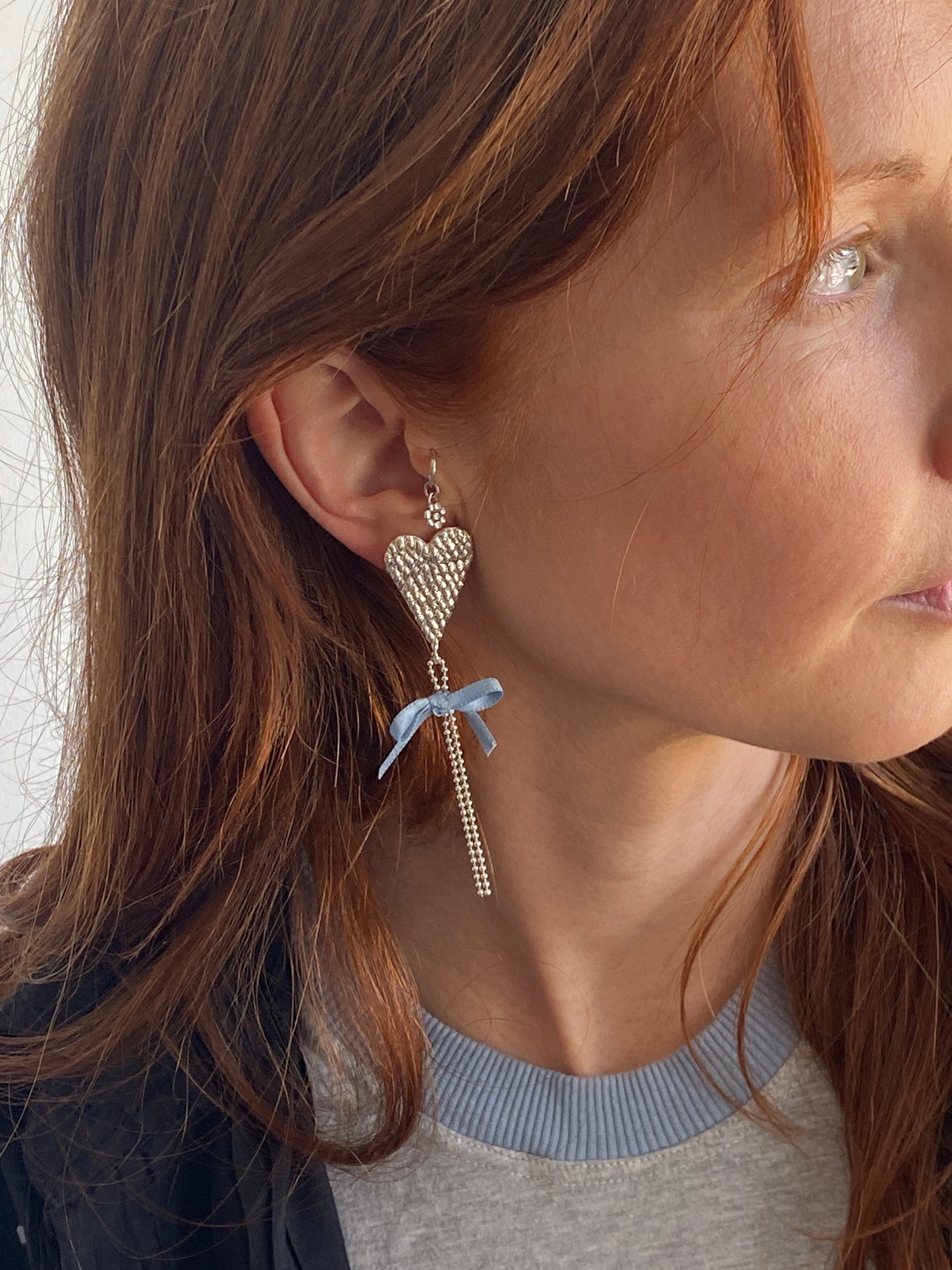 Serpentine love earrings with ribbons