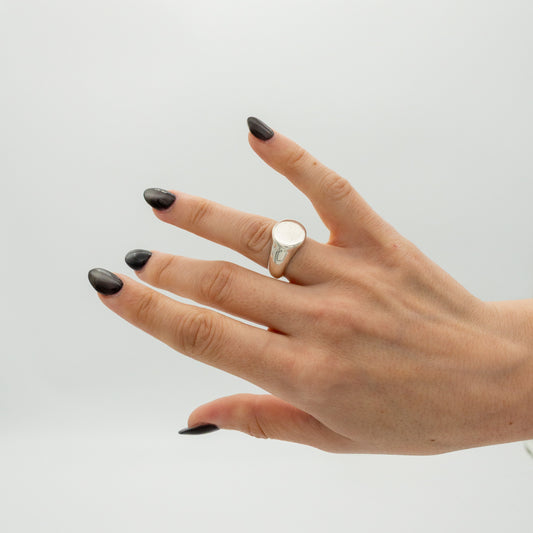 Oval signet ring