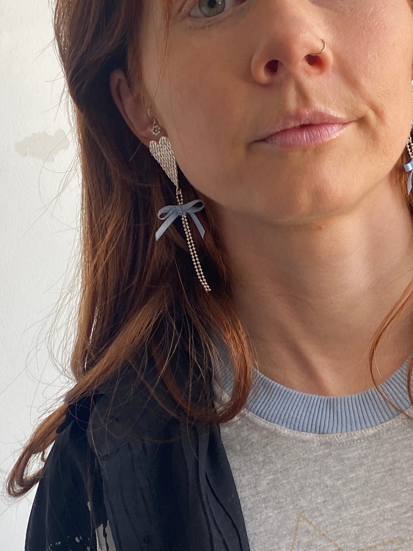 Serpentine love earrings with ribbons