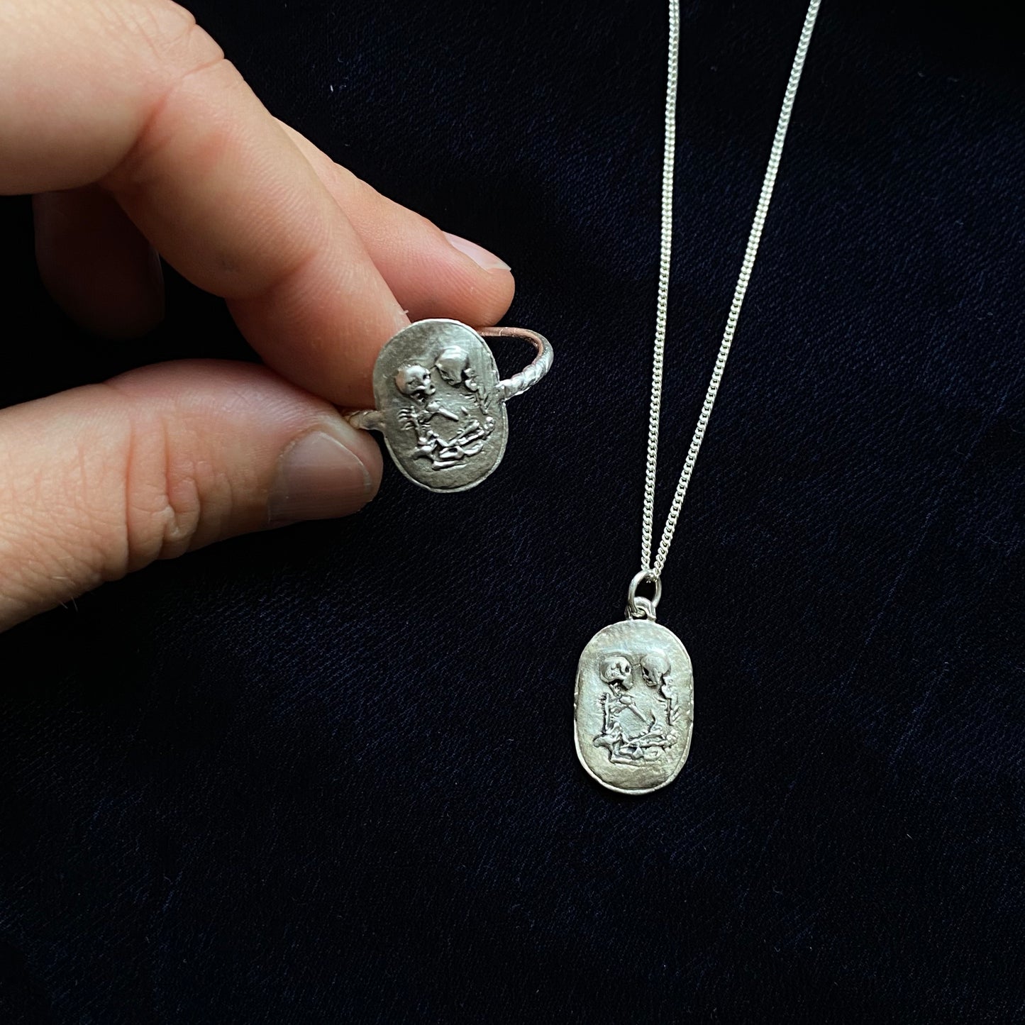 Skeleton lovers pendent